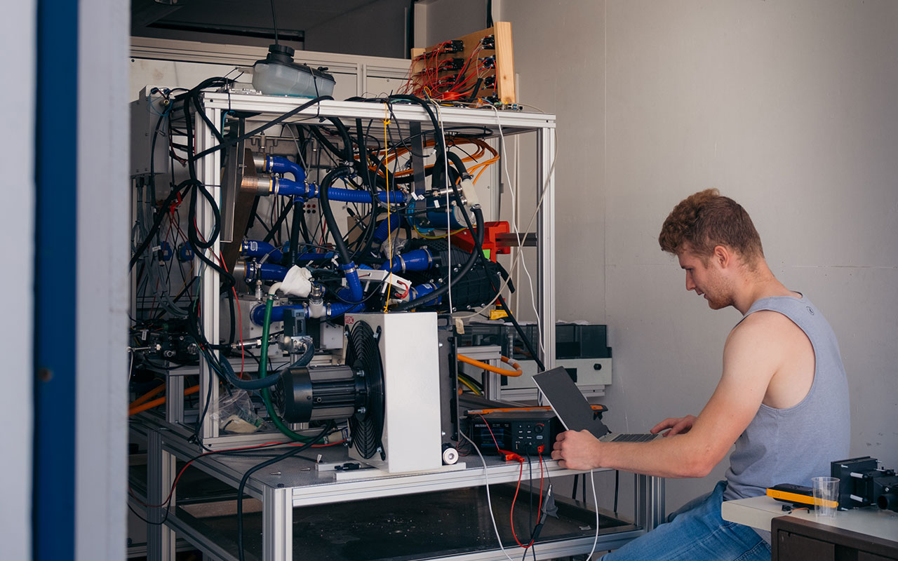 Cedric Mägli (Engineer Fuel Cell System) bei Tests am Brennstoffzellensystem im Containerprüfstand © CELLSIUS